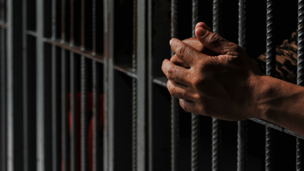 Prisonniers oubliés : une méditation sur l’abandon et la compassion
